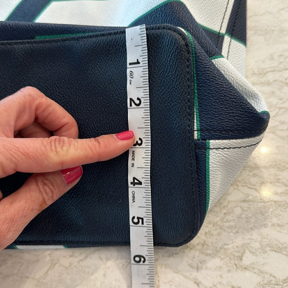 NWT C. Wonder Women’s Navy Green & White Chevron Striped Tote Bag - Picture 9 of 12